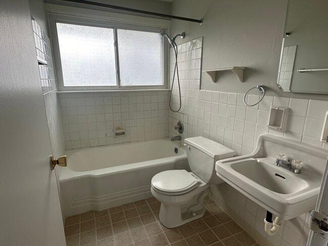 Building Photo - WCA 320