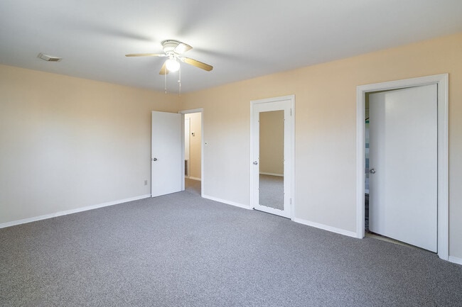 Building Photo - 2818 Lakeshore Dr