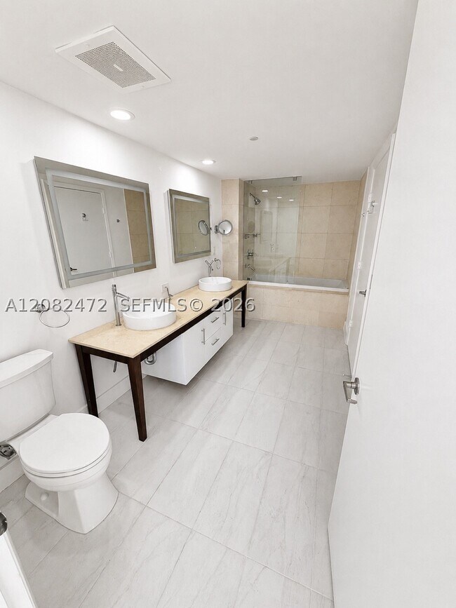 Building Photo - 465 Brickell Ave