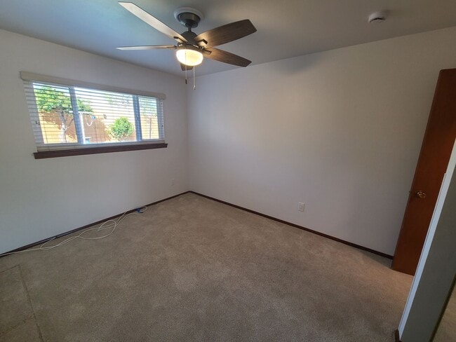 Building Photo - Spacious 4 bed 2 bath + 2 car garage & lar...