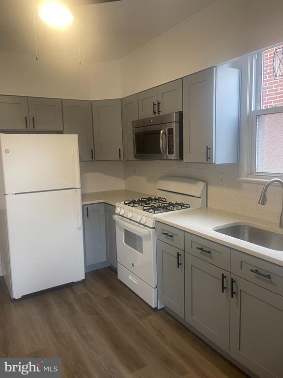 Building Photo - 238 6th Ave