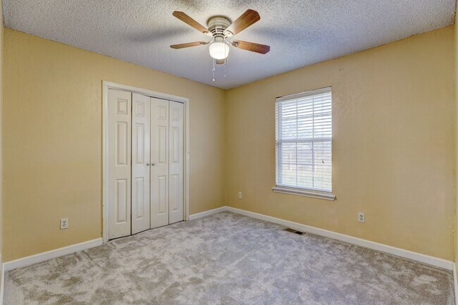 Building Photo - 3 Bed 2 Bath in OKC!