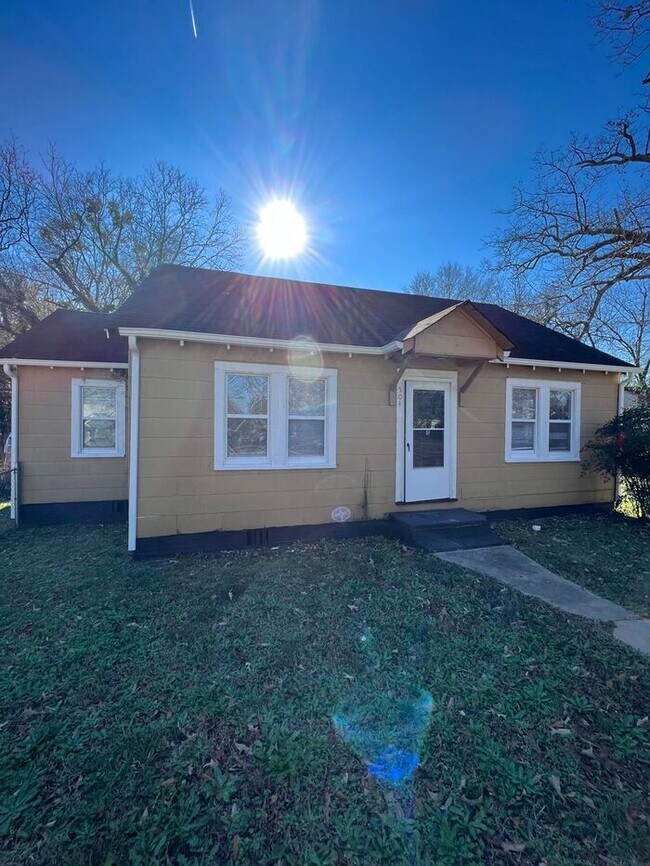 Primary Photo - Remodeled spacious home in great location!