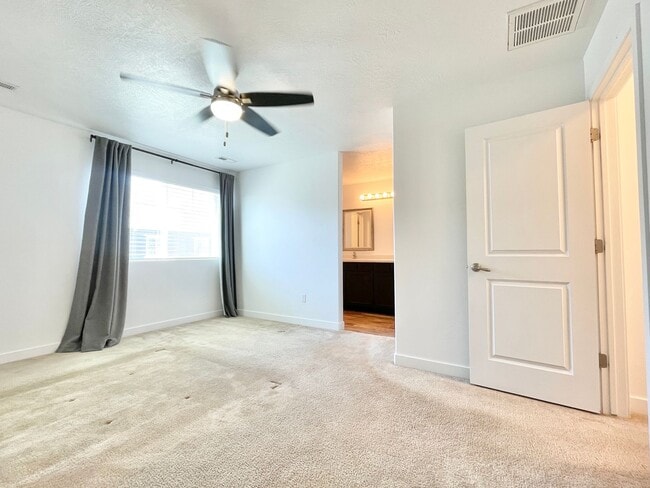 Building Photo - HOLIDAY MOVE IN SPECIAL!