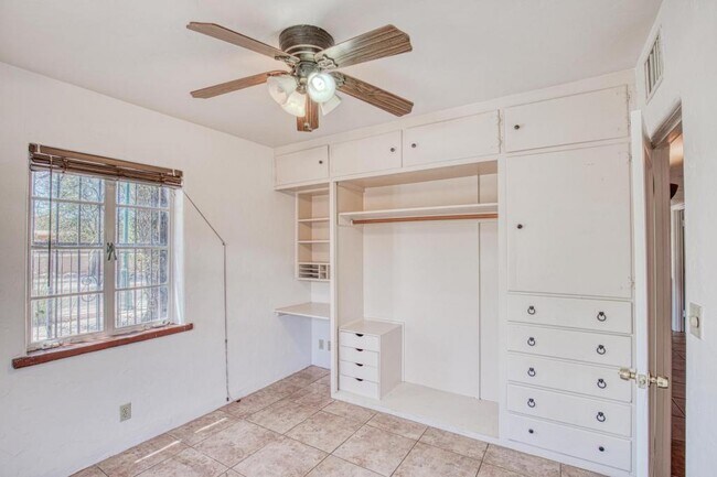 Building Photo - 1304 E Linden St