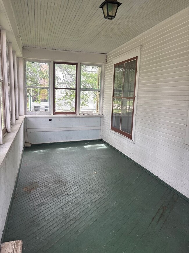 Building Photo - SPACIOUS 4 BEDROOM HOME READY TO WELCOME YOU