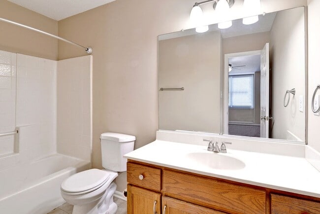 Building Photo - Nicely Updated Grafton Woods Condo