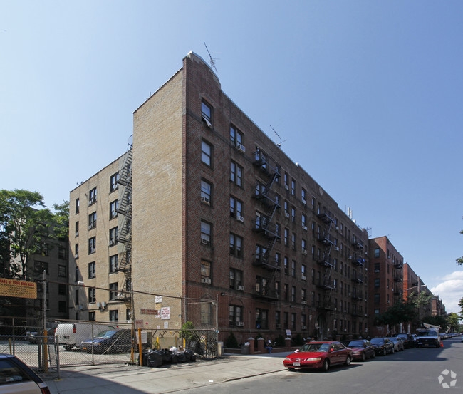 220 E 18th Street - 220 E 18th St