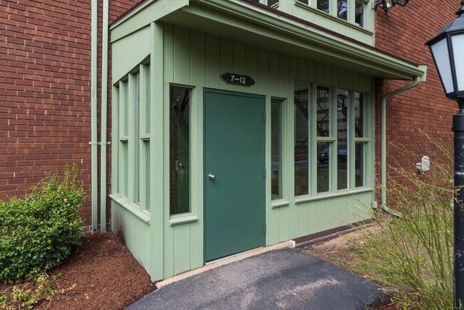 Building Photo - 980 Plain St