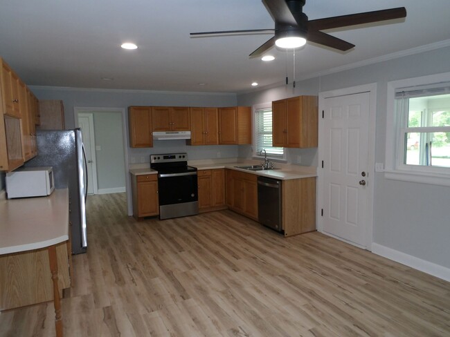 Building Photo - 3Bd/2BA   Brick Ranch Home