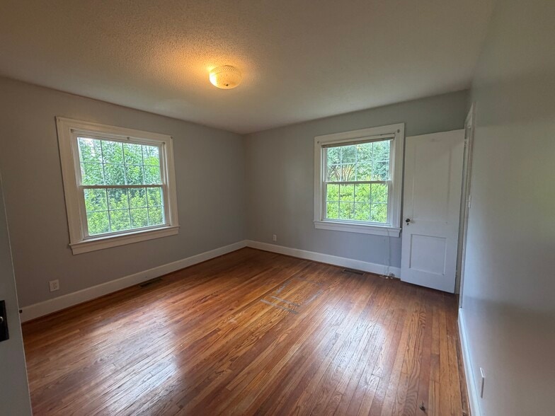Building Photo - 905 Rountree Ave