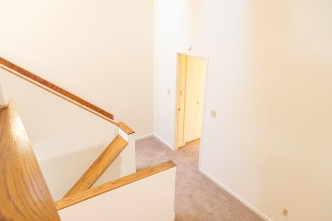 Building Photo - 2 Bedroom Townhouse Available in July