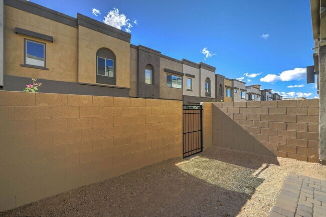 Building Photo - 7439 E Conquistadores Dr