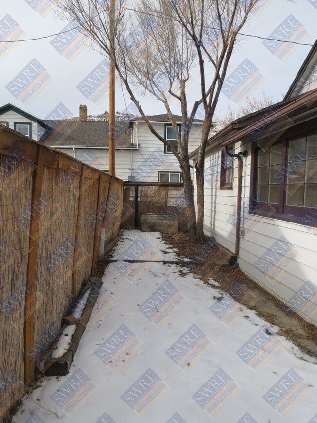 Building Photo - 215 Thomas-