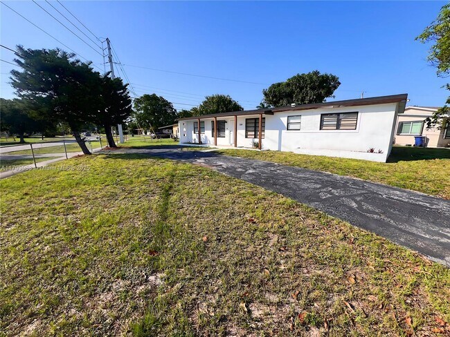 Building Photo - 3361 NW 5th Pl