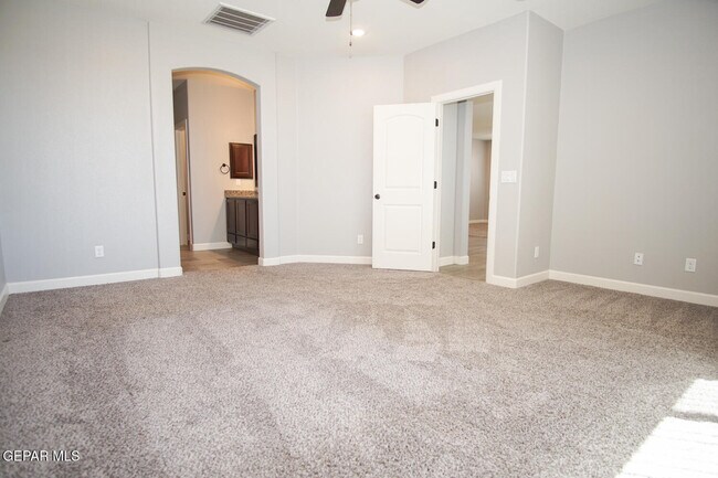 Building Photo - 6016 Hidden Acres Dr
