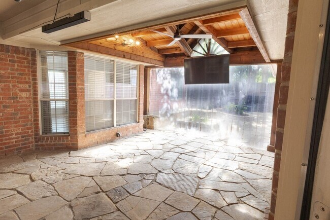 Building Photo - 710 Bel Air Dr