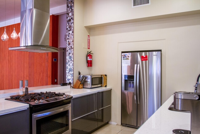 Building Photo - 1423 E San Lorenzo Rd