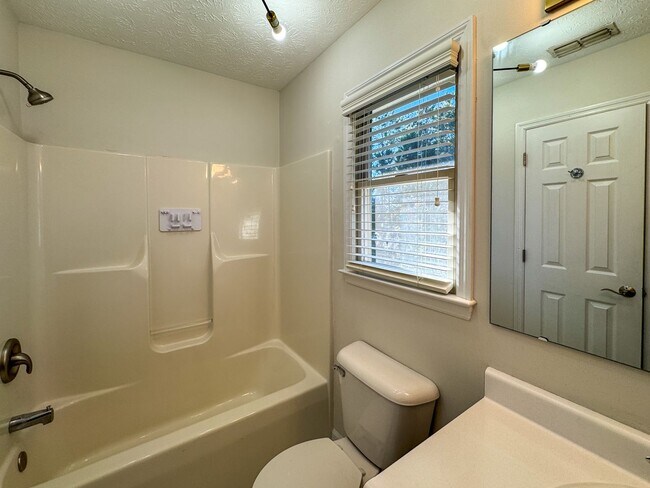 Building Photo - Charming 4 Bed, 2.5 Bath Home in King's Grant