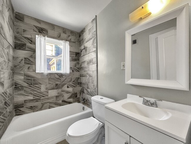 Building Photo - 2 bedroom 1 bath bungalow in the heart of ...