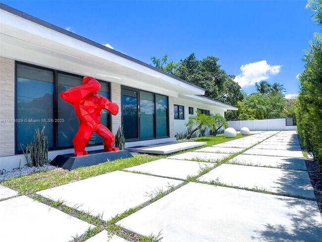 Building Photo - 6025 SW 72nd Ave