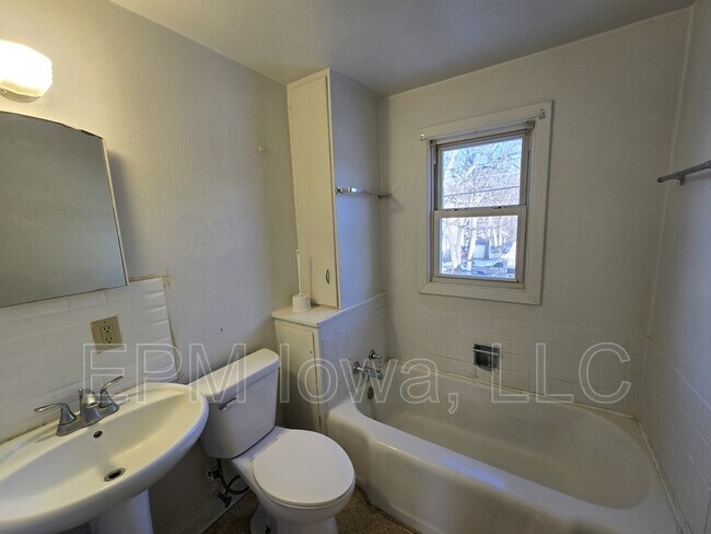 Building Photo - 261 Madison St