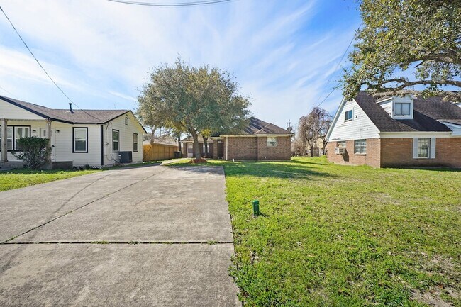 Building Photo - 4636 Mayflower St
