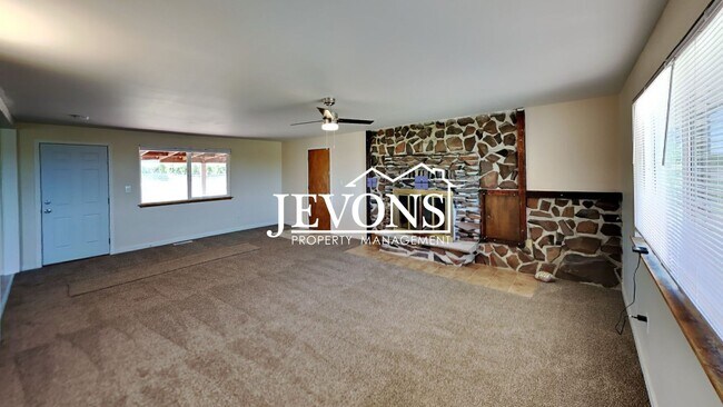 Building Photo - Water and sewer included! Comfortable 3-be...