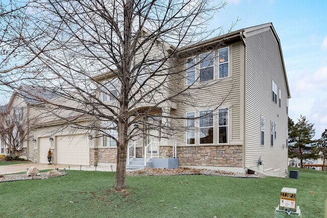 Building Photo - Grand 5 bed 4.5 bath Maple Grove Home w/ 3-Car Garage! Fully Furnished