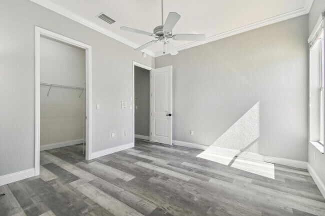 Building Photo - 6644 Country Club Rd