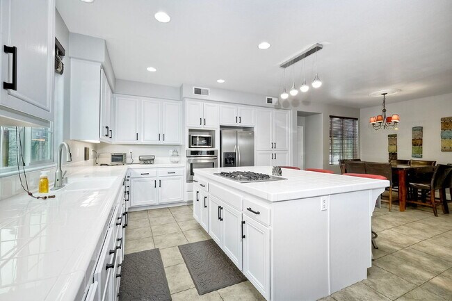 Building Photo - Furnished Rental Available