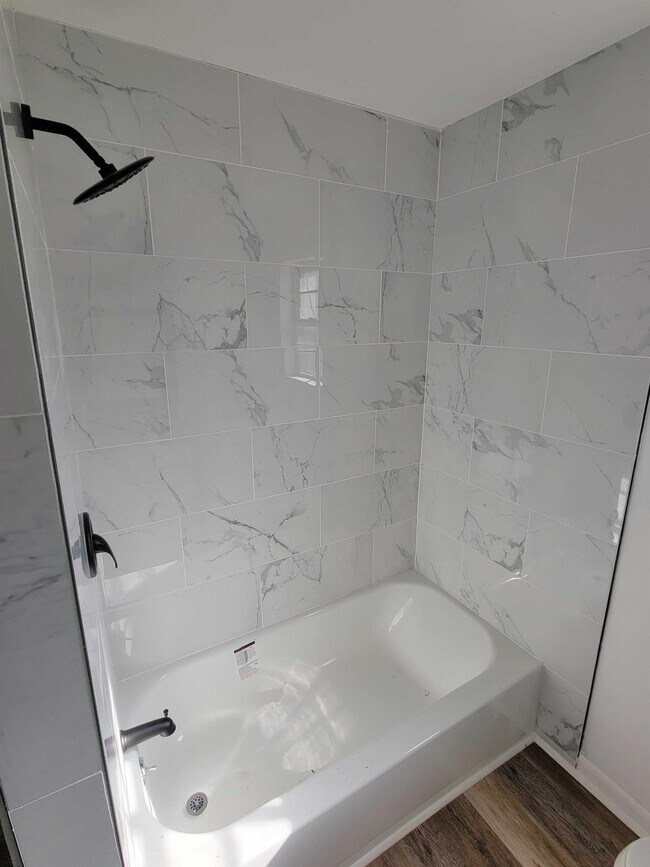 Building Photo - 1 Oakview Dr