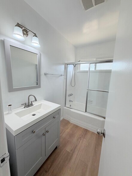 Building Photo - 7110 1/2 Haskell Ave