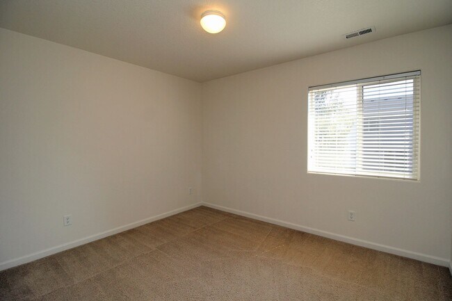 Building Photo - Custom-Built 5 Bedroom/3 Bath Home In A Great Sunnyside Neighborhood