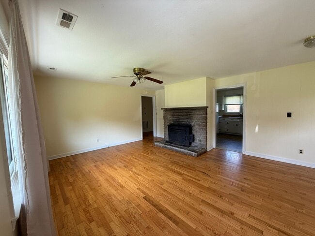 Building Photo - 3 Bedroom / 1.5 Bath Brick Home Kingsport TN