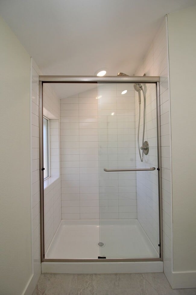 Building Photo - 4660-4660 SW Fairvale Ct