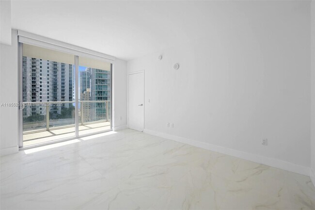 Building Photo - 1100S S Miami Ave