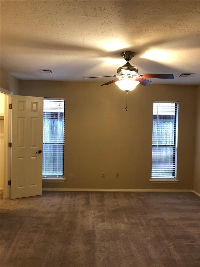 Building Photo - 1405 SE Hillcrest Ave