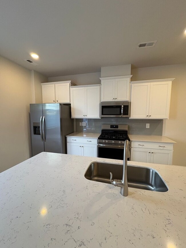 Building Photo - 3 Bedroom 2.5  Bath Townhome in Travelers ...