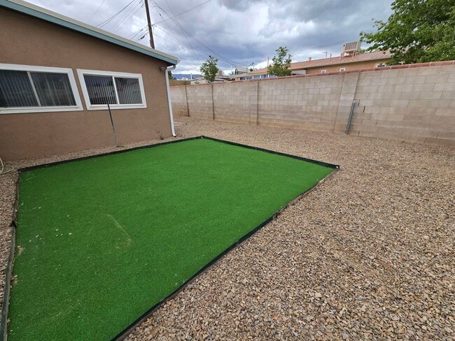 Building Photo - Spacious Home in NE Heights