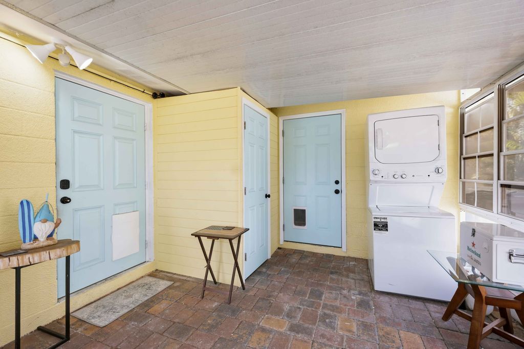 Building Photo - 370 E Fray St