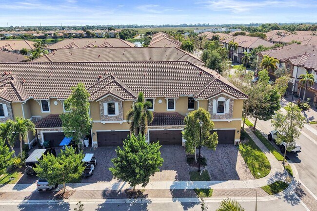 Building Photo - Gorgeous Townhome in Parkland