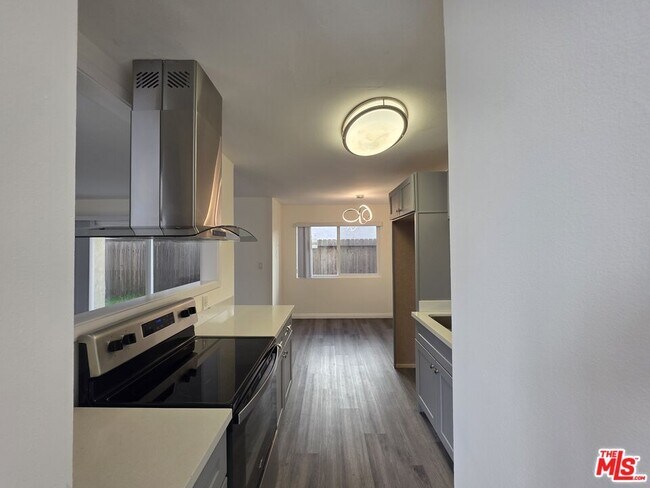 Building Photo - 517 N Francisca Ave