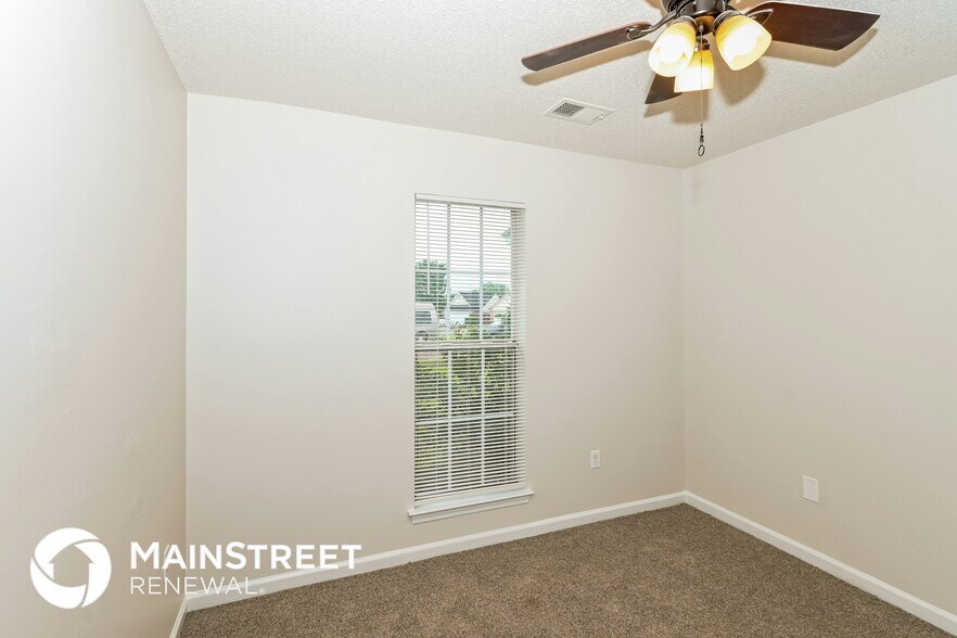 Building Photo - 10676 Oak Cir N
