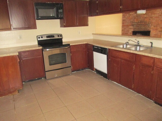 Building Photo - 811 Whispering Pine Dr