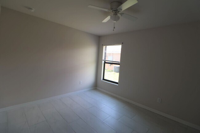 Building Photo - 3/2 Duplex newer waterfront