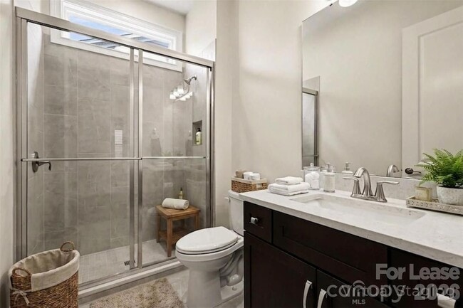 Building Photo - 2026 Lake Como Dr