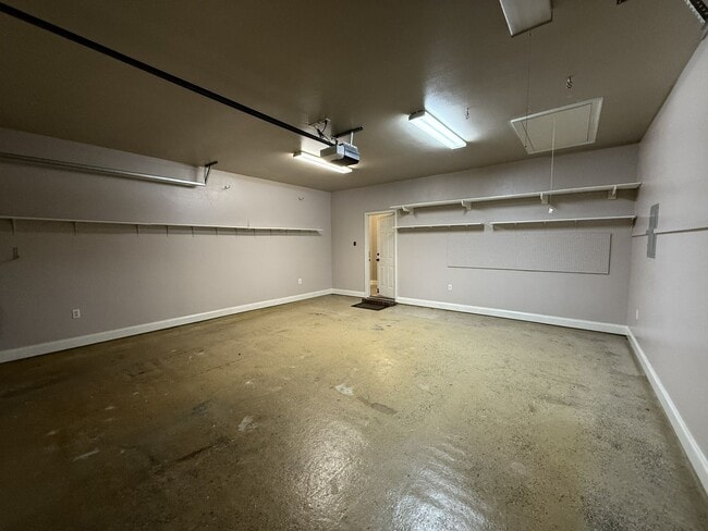 Building Photo - Charming 3 Bedroom Home in Willowbrook Sub...