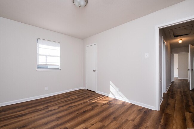 Building Photo - 1101 W Charles Bussey Ave