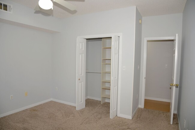 Building Photo - Rare 3 Bedroom Condo!